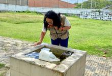 Funcionaria UESVALLE observando tanque de agua