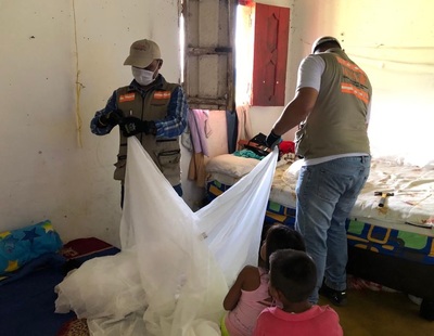 UESVALLE realizó jornada de fumigación e instalación de toldillos en comunidad indígena Wounaan para el control del Aedes Aegypti