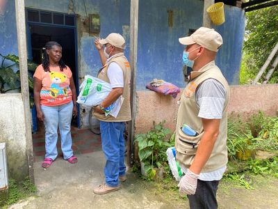 UESVALLE instaló toldillos a comunidad afectada por la Malaria en Florida.