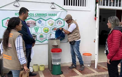 UESVALLE acompaña a comunidades rurales de Versalles en la construcción de filtros de bioarena para potabilizar el agua