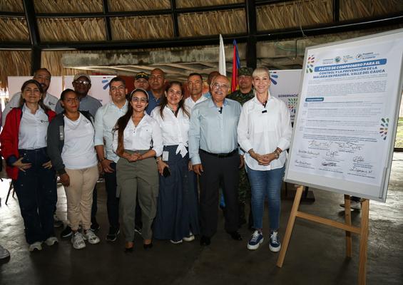 Gobernadora del Valle firma pacto con pradere&ntilde;os para erradicar la malaria