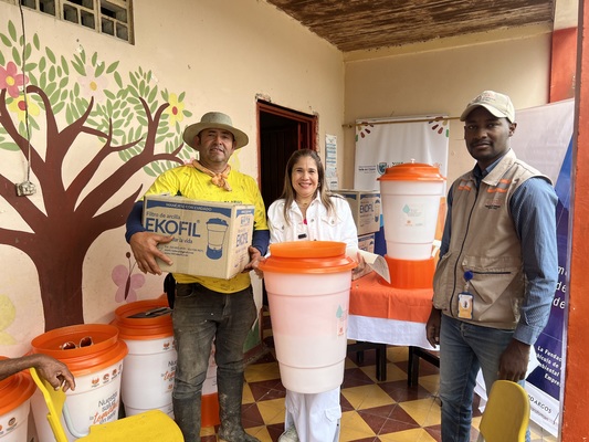 En las zonas rurales m&aacute;s apartadas del Valle, filtros de agua entregados por la Gobernaci&oacute;n transforma vidas.